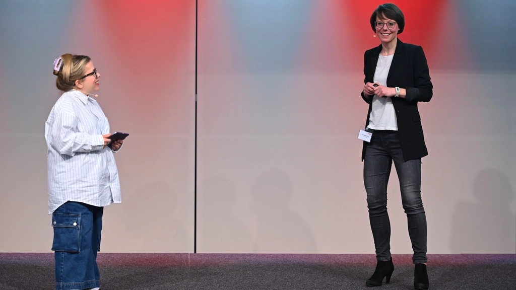Ninia La Grande und Angelina Göb auf der Bühne beim Kongress 2024