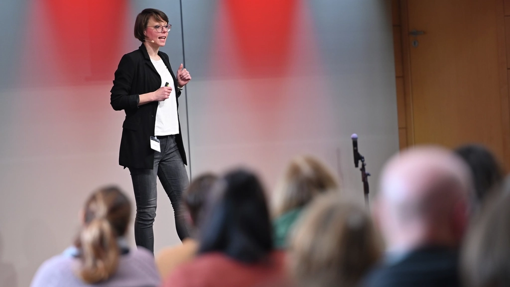 Dr. Angelina Göb hält einen Vortrag beim Kongress 2024