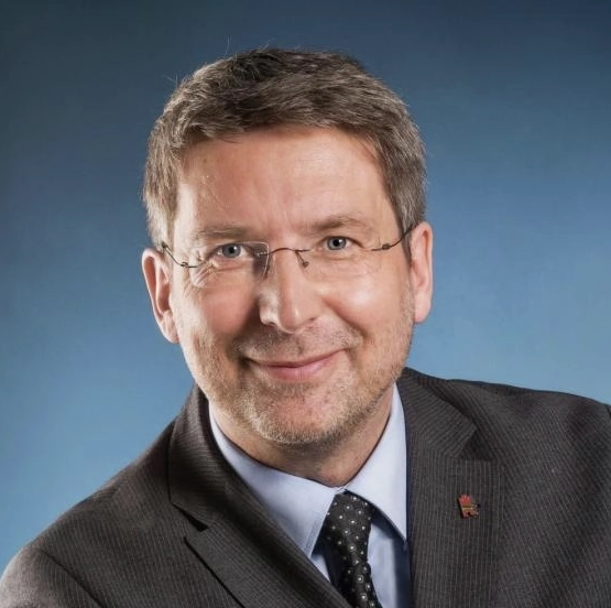 Porträtfoto von Dr. Oliver Hermann