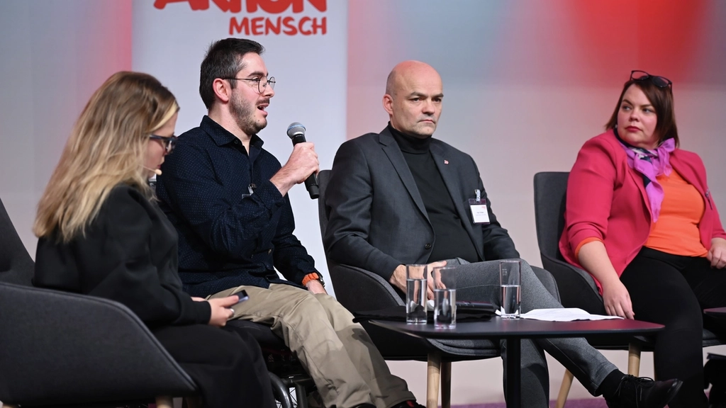 Podiumsdikussion mit 4 Teilnehmer*innen