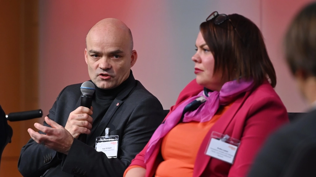 Vier Teilnehmer*innen einer Podiumsdiskussion