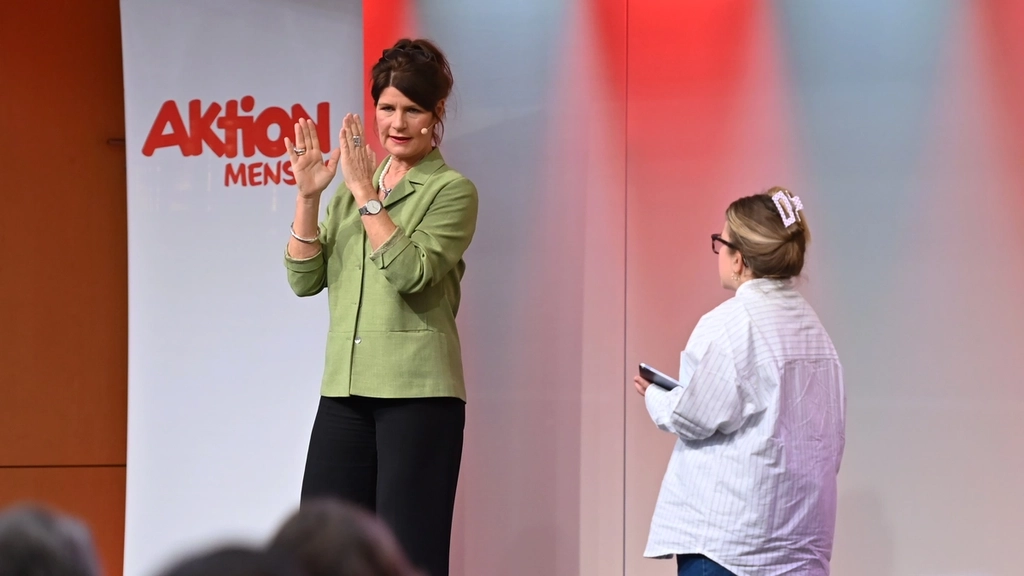 Claudine Nierth auf der Bühne des Kongresses 2024 mit Moderatorin Ninia La Grande