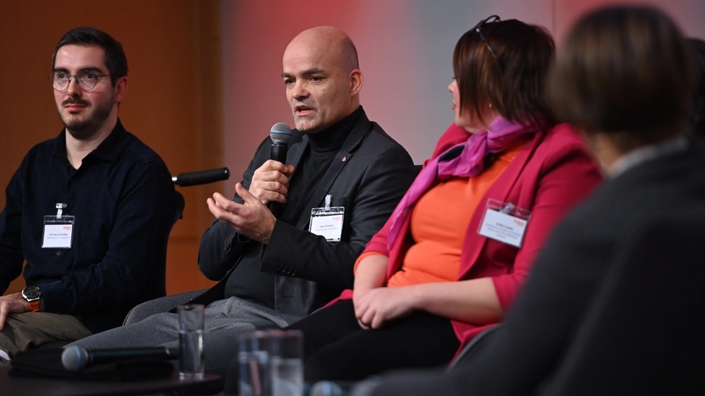 Vier Teilnehmende einer Podiumsgespräch auf dem Kongress Veränderung gestalten – Kommunen werden inklusiv