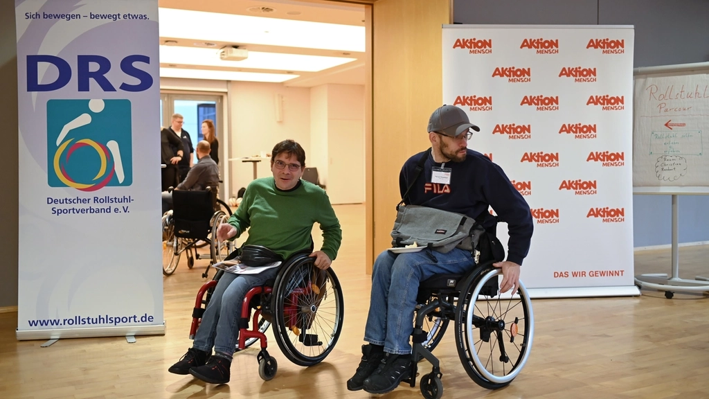 Zwei Rollstuhlfahrer bei einem Rollstuhlparcours