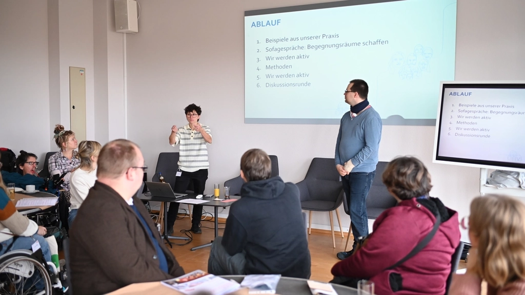 Workshopszene: Eine Person spricht zu den Teilnehmer*innen