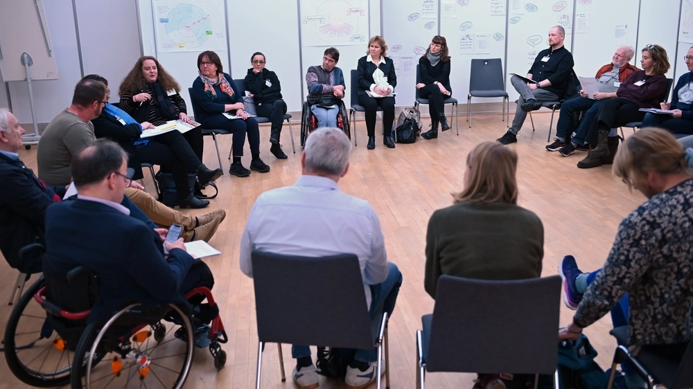 Teilnehmende eines Wokshops sitzen im Kreis während des Kongresses „Veränderung gestalten – Kommunen werden inklusiv“