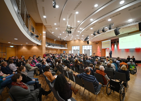 Blick in den violl besetzten Kongresssaal