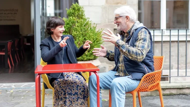 Eine Frau und ein Mann gebärden miteinander.