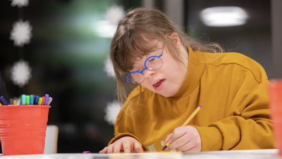 Eine junge Frau zeichnet.