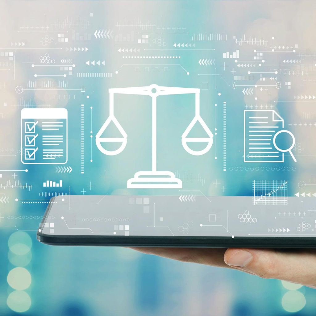 Hand hält ein Tablet-Computer im Hintergrund Symbole für Rechtsverfahren