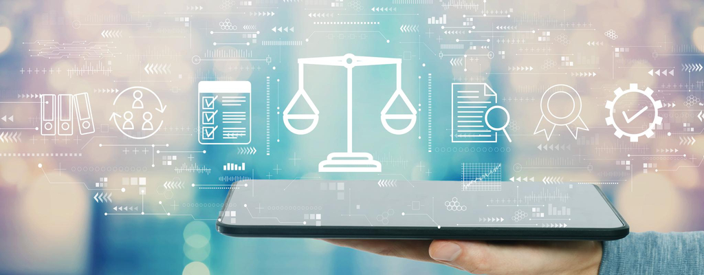 Hand hält ein Tablet-Computer im Hintergrund Symbole für Rechtsverfahren