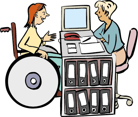 Frau im Rollstuhl sitzt einer Frau am Schreibtisch gegenüber