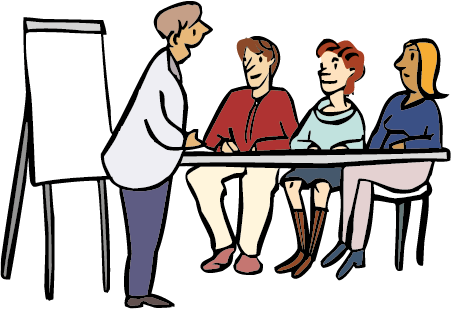 Drei Leute sitzen an einem Tisch. Eine Frau steht vor einer Tafel