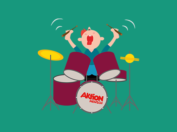 Eines der Inklumojis der Aktion Mensch vor einem hellgrünen Hintergrund. Es zeigt eine Person am Schlagzeug. Sie hält die Trommelstöcke mit den Füßen in die Luft gestreckt und hat den Kopf begeistert zurückgeworfen.