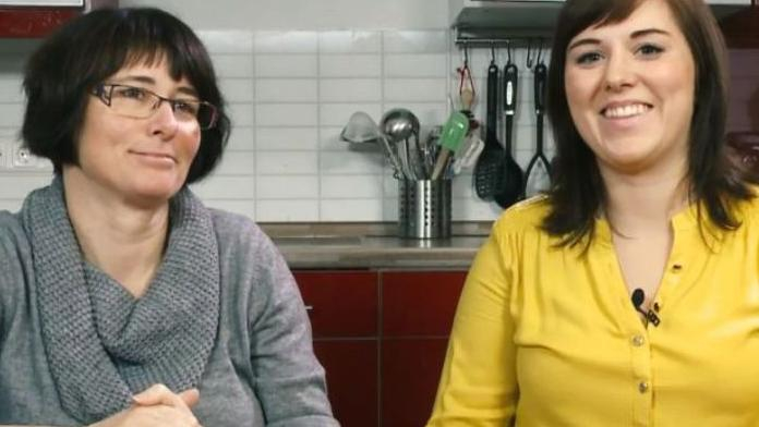 Zwei Frauen lächeln in die Kamera