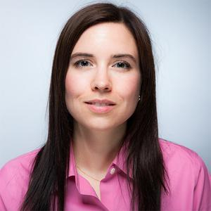 Junge Frau mit langen dunklen Haaren