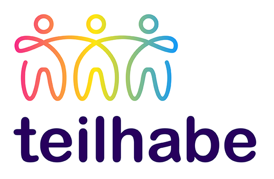 Drei bunte einander die Hände reichende Strichmännchenfiguren, darunter das Wort Teilhabe