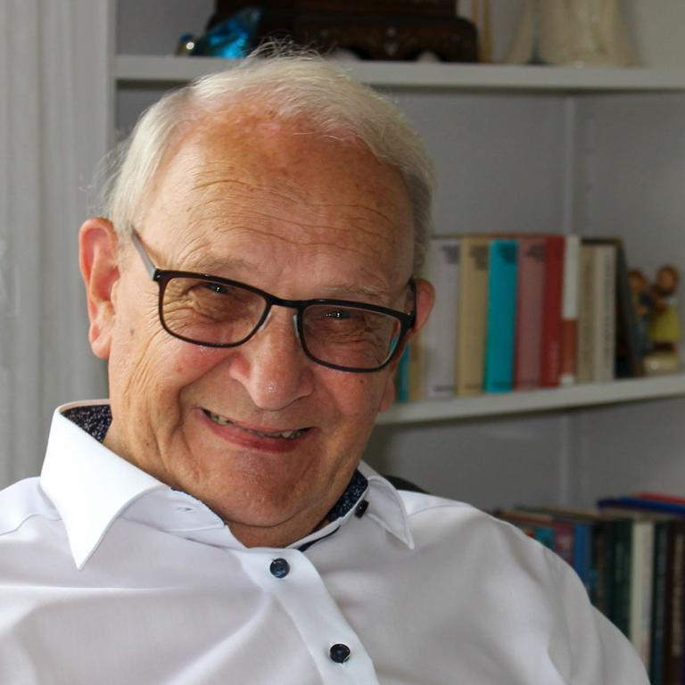 Ein Bild von dem Lotto-Gewinner Franz, der 10.000 € bei der Aktion Mensch-Lotterie gewonnen hat.