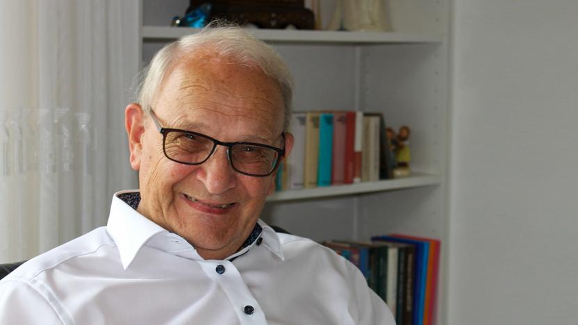 Ein Bild von dem Lotto-Gewinner Franz, der 10.000 € bei der Aktion Mensch-Lotterie gewonnen hat.