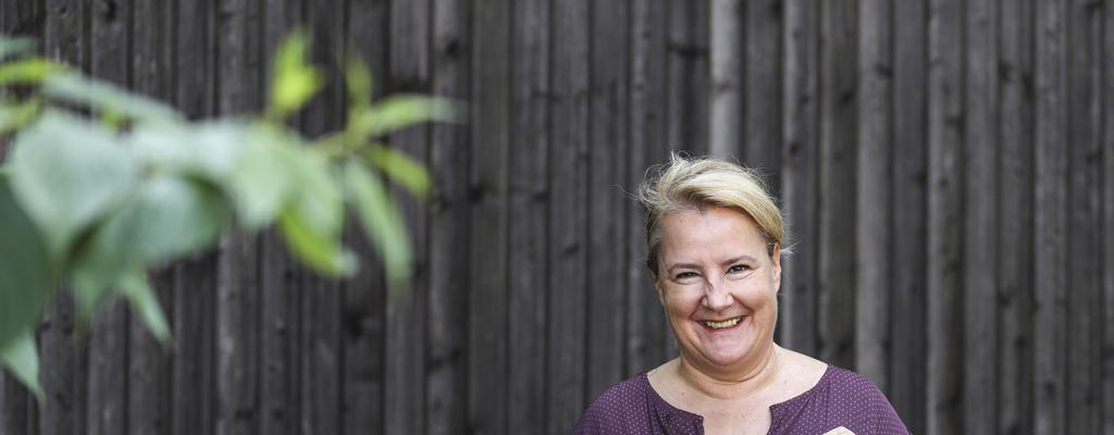 Die Aktion Mensch Lotto-Gewinnerin Marion aus Dortmund auf ihrer Terrasse.