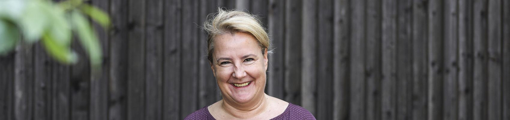 Die Aktion Mensch Lotto-Gewinnerin Marion aus Dortmund auf ihrer Terrasse.