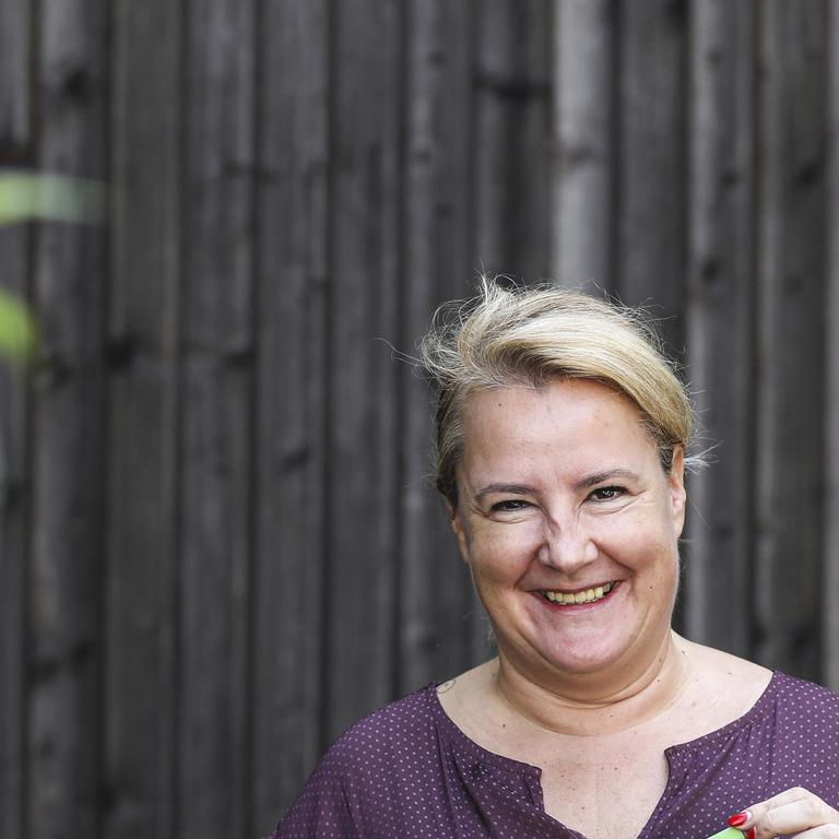 Die Aktion Mensch Lotto-Gewinnerin Marion aus Dortmund auf ihrer Terrasse.