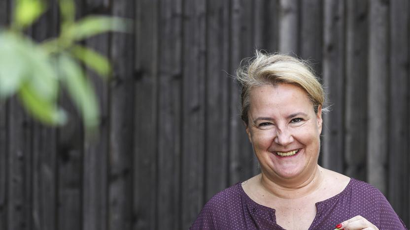 Die Aktion Mensch Lotto-Gewinnerin Marion aus Dortmund auf ihrer Terrasse.