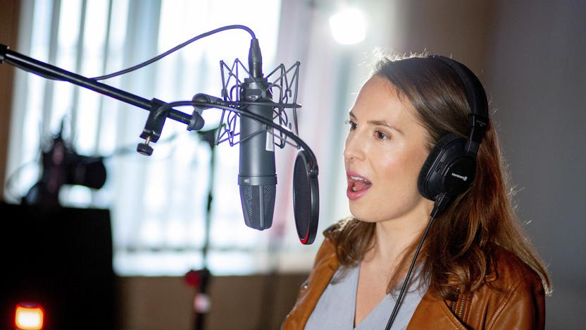 Die Aktion Mensch Lotto-Gewinnerin Svenja im Tonstudio.