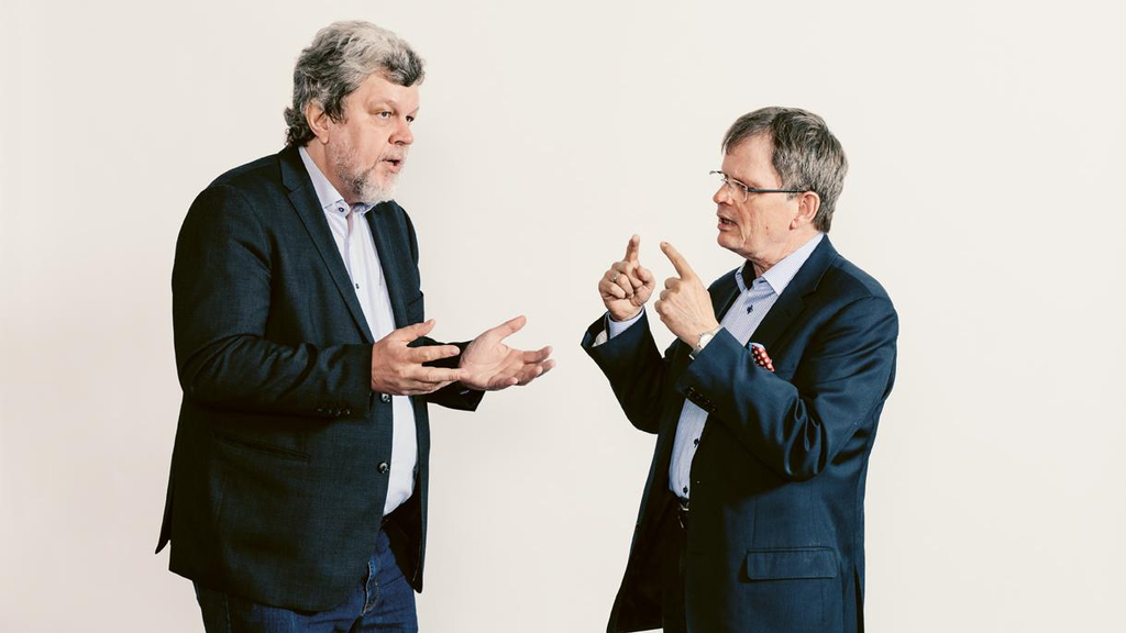 Zwei Männer (Christian Lüders vom Deutschen Jugendinstitut und Mike Corsa von der Arbeitsgemeinschaft Evangelische Jugend) diskutieren miteinander. 