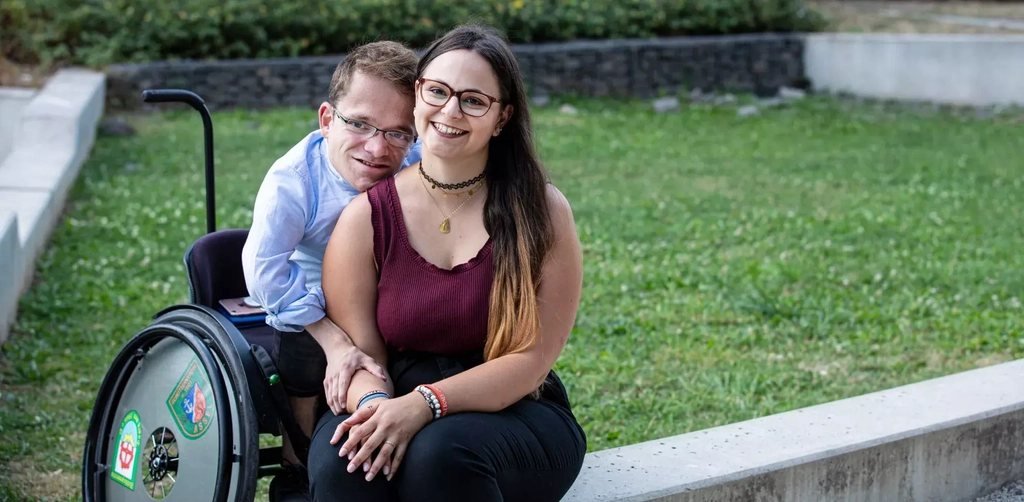 Max und Cristina drehen mit einem Mobiltelefon ein Video von sich für ihre Social Media-Kanäle.