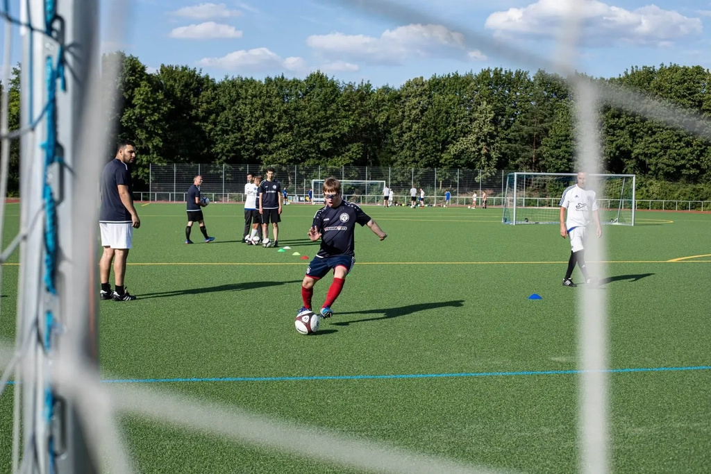 Tobias vom FC Germania Zündorf läuft mit dem Ball auf das Fußballtor zu und ist bereit, zu schießen.