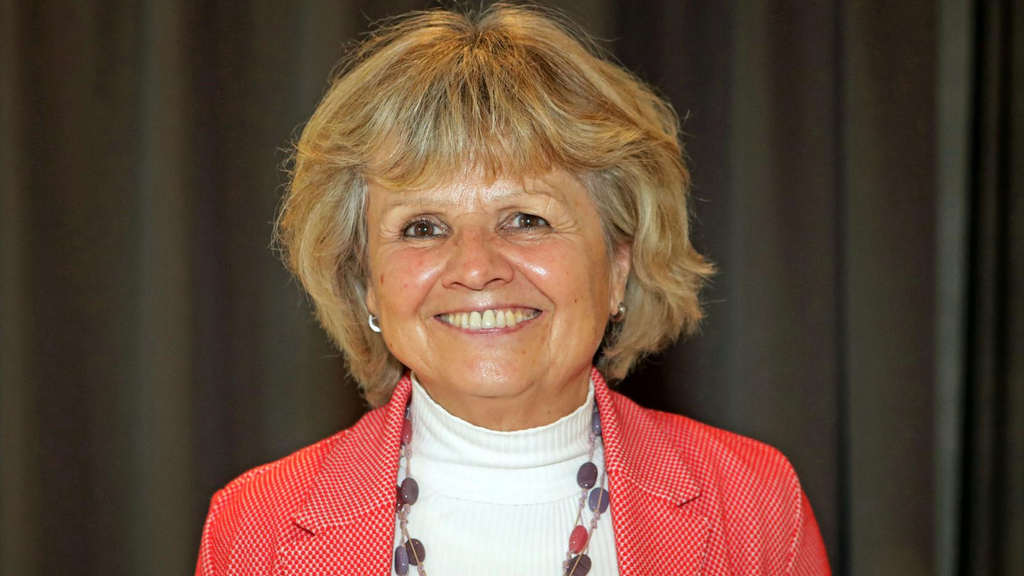 Porträt einer blonden Frau in mittleren Jahren 