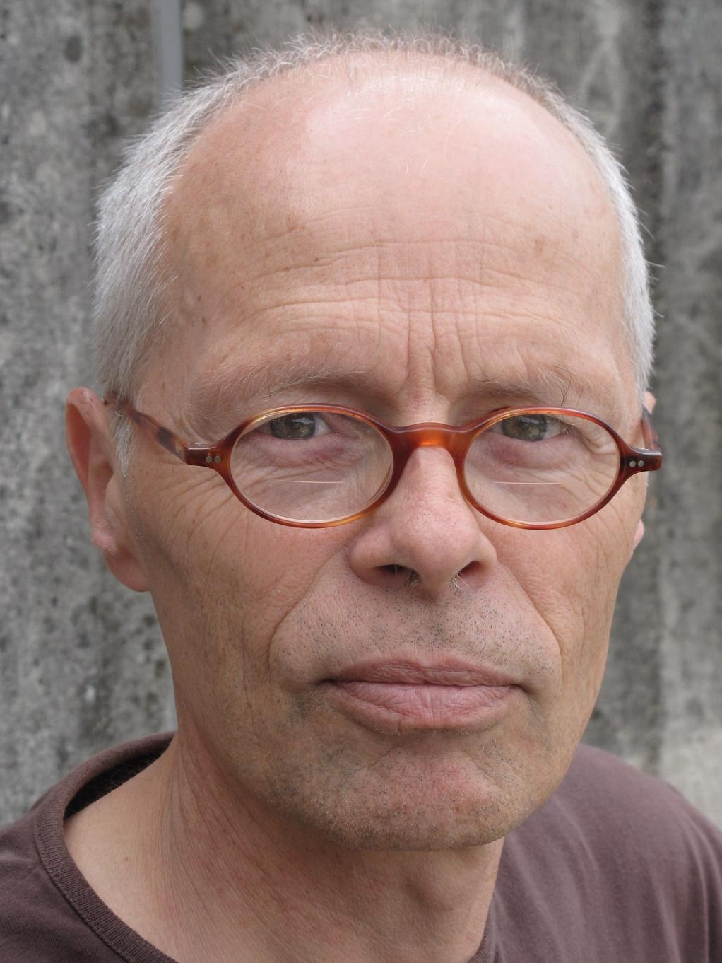 Porträt eines Mannes im höheren Erwachsenenalter mit Brille