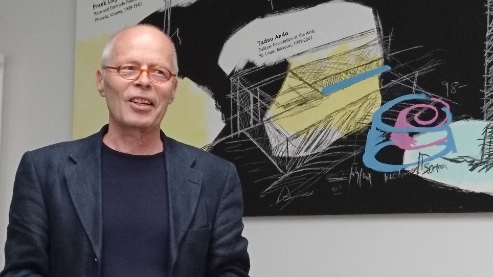 Ein Mann in höherem Erwachsenenalter hält eine Rede