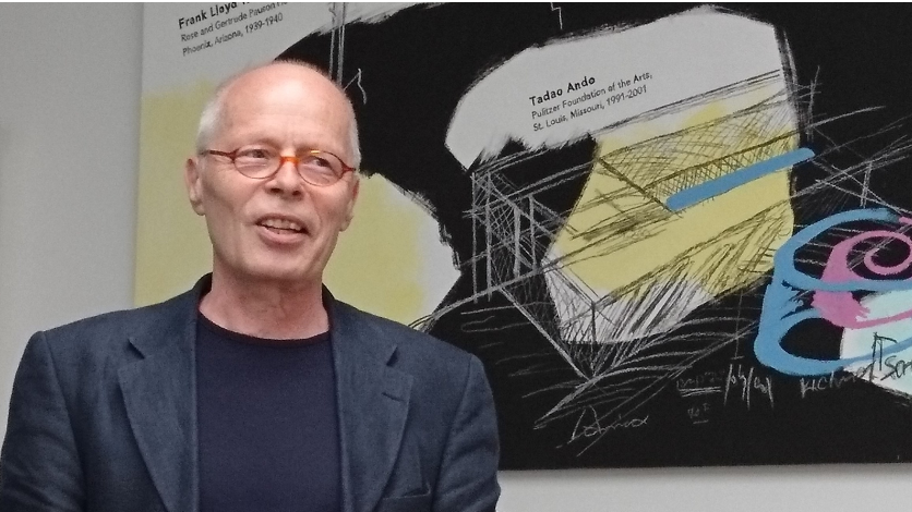 Ein Mann in höherem Erwachsenenalter hält eine Rede