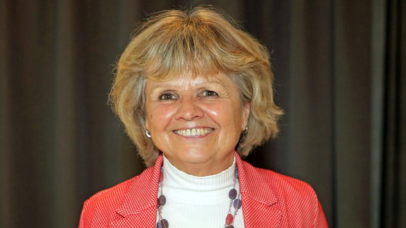 Porträt einer blonden Frau in mittleren Jahren