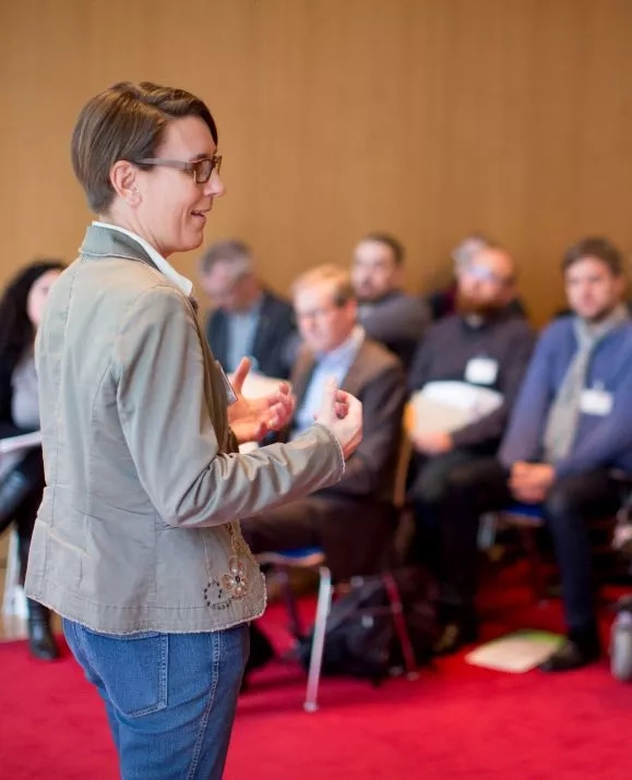 Eine Frau spricht vor Publikum