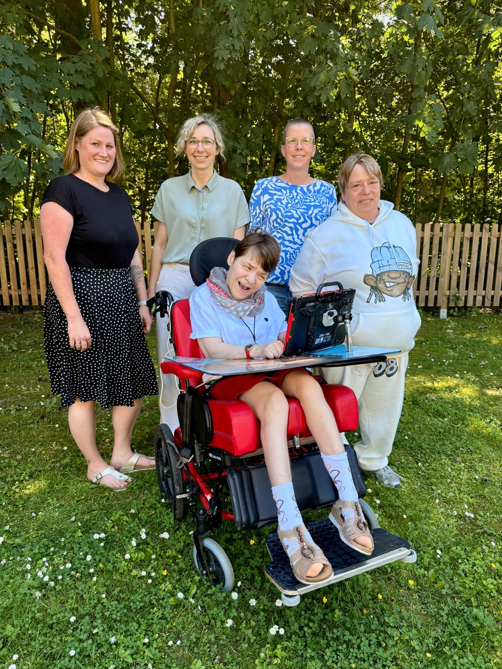 Das Team von Mölln Inklusiv in einem Garten im Portrait
