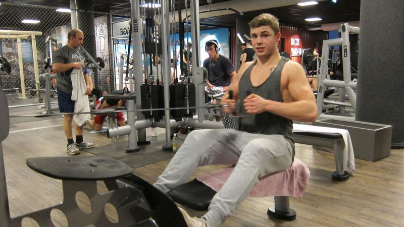 Tristan trainiert im Fittnessstudio