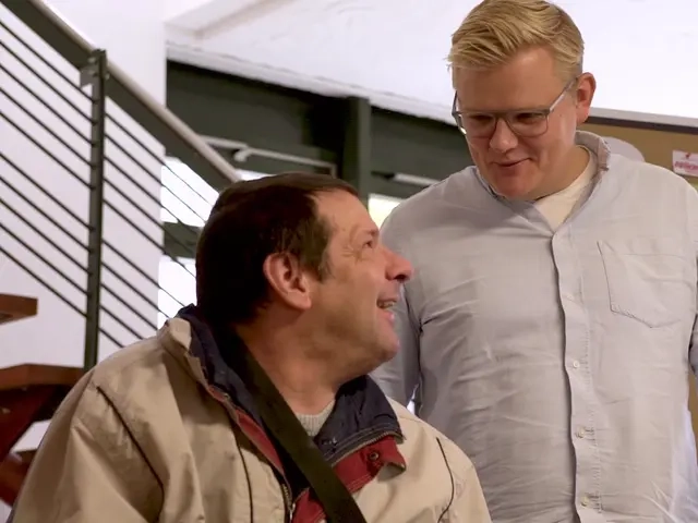 Netzwerkkoordinator aus Rostock, Erik Ortlieb, spricht mit einem Mann.