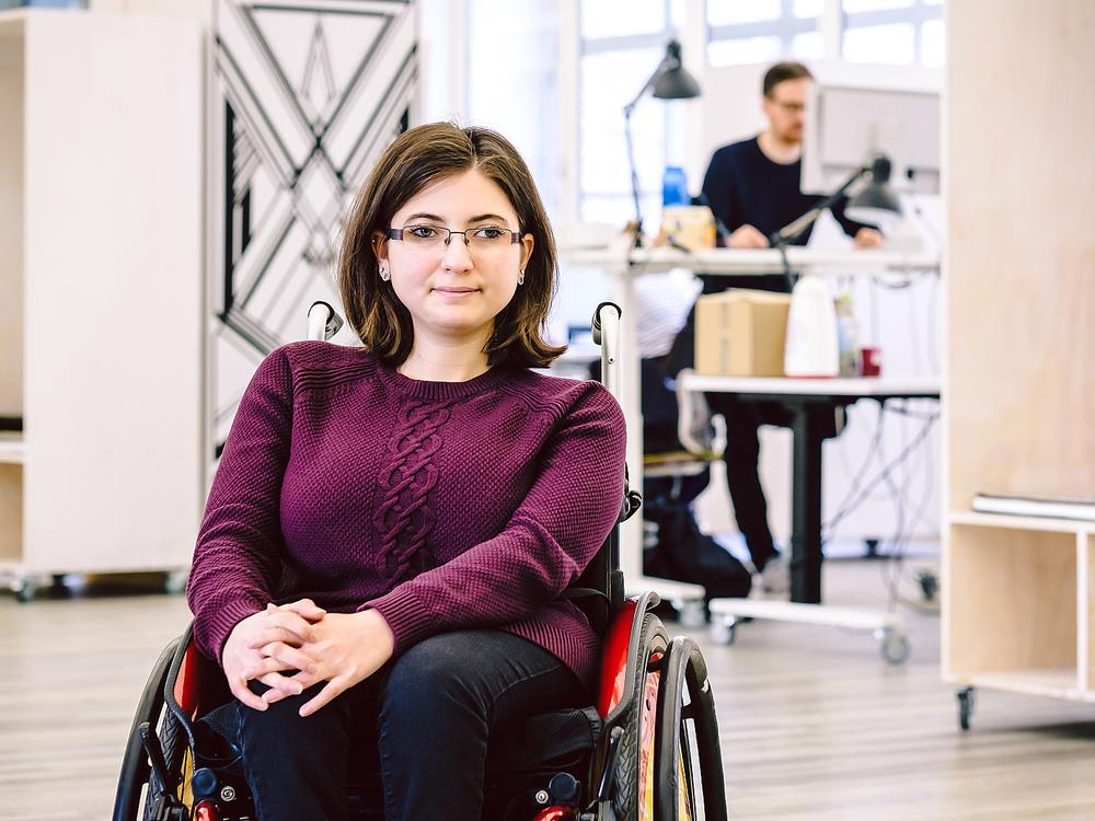 Eine Frau im Rollstuhl in einem Büro-Loft