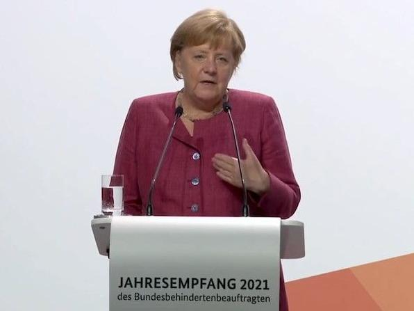 Bundeskanzlerin Angela Merkel steht beim Jahresempfang 2021 des Bundesbehindertenbeauftragten am Rednerpult.