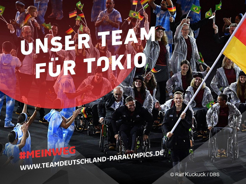 Eine Aufnahme des deutschen Paralympic-Teams von oben. Darüber der Schriftzug: Unser Team für Tokio. #MeinWeg.