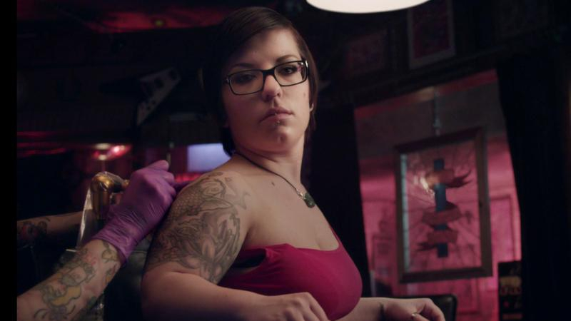 Frau lässt sich die Schulter tätowieren