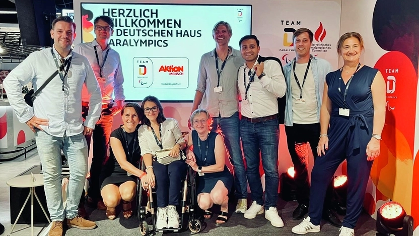 Gruppenfotos mit Prof. Dr. Sina Eghbalpour und weiteren Personen im Deutschen Haus der Paralympics