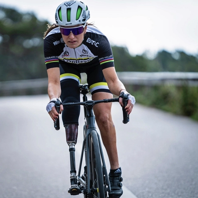 Parasportlerin Denise Schindler auf dem Rad