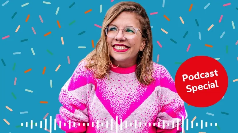 Visual zeigt eine junge Frau vor einem blauen Hintergrund mit bunten Streifen. Oben steht: All inklusive. Rechts unten steht: Podcast Special