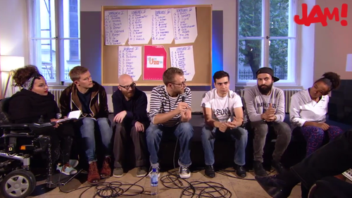 Kübra und Christian sitzen zusammen mit bekannten Slammern in einer Diskussionsrunde