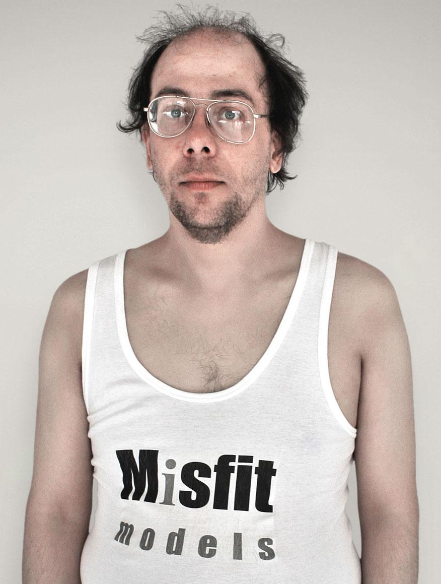 Mann mit Brille und Halbglatze, unrasiert, bleich im Unterhemd - ein Misfit-Model
