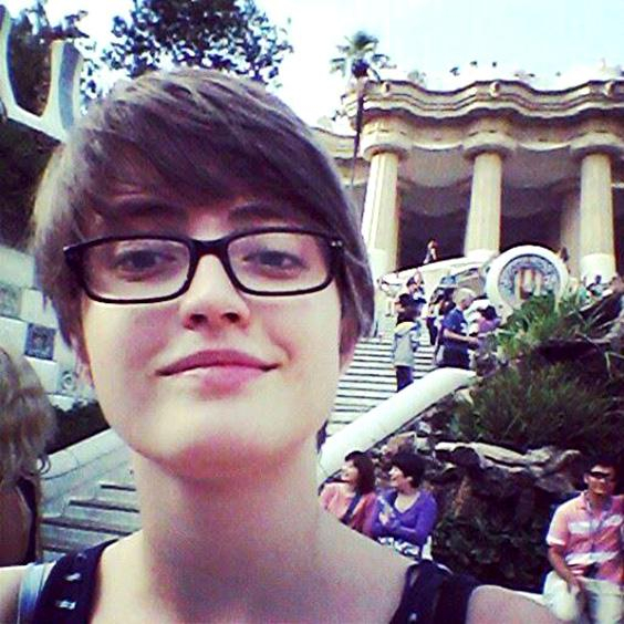 Junge Frau vor einem Park